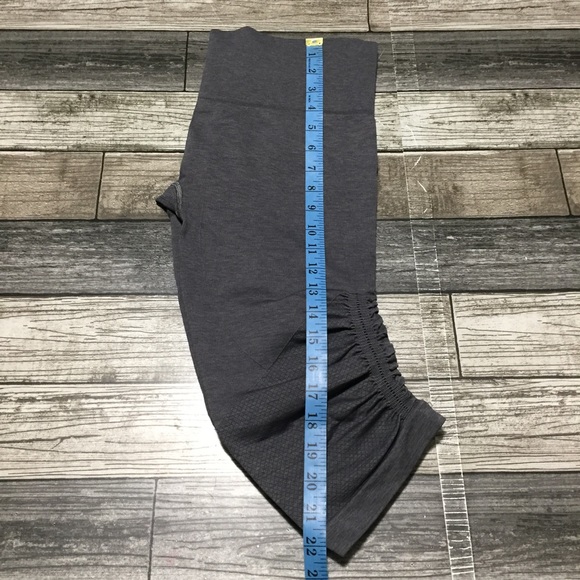 Lululemon Crop Leggings Women’s 10 (Inseam 16) Gray Ruffled Side Stretch. - Picture 5 of 9